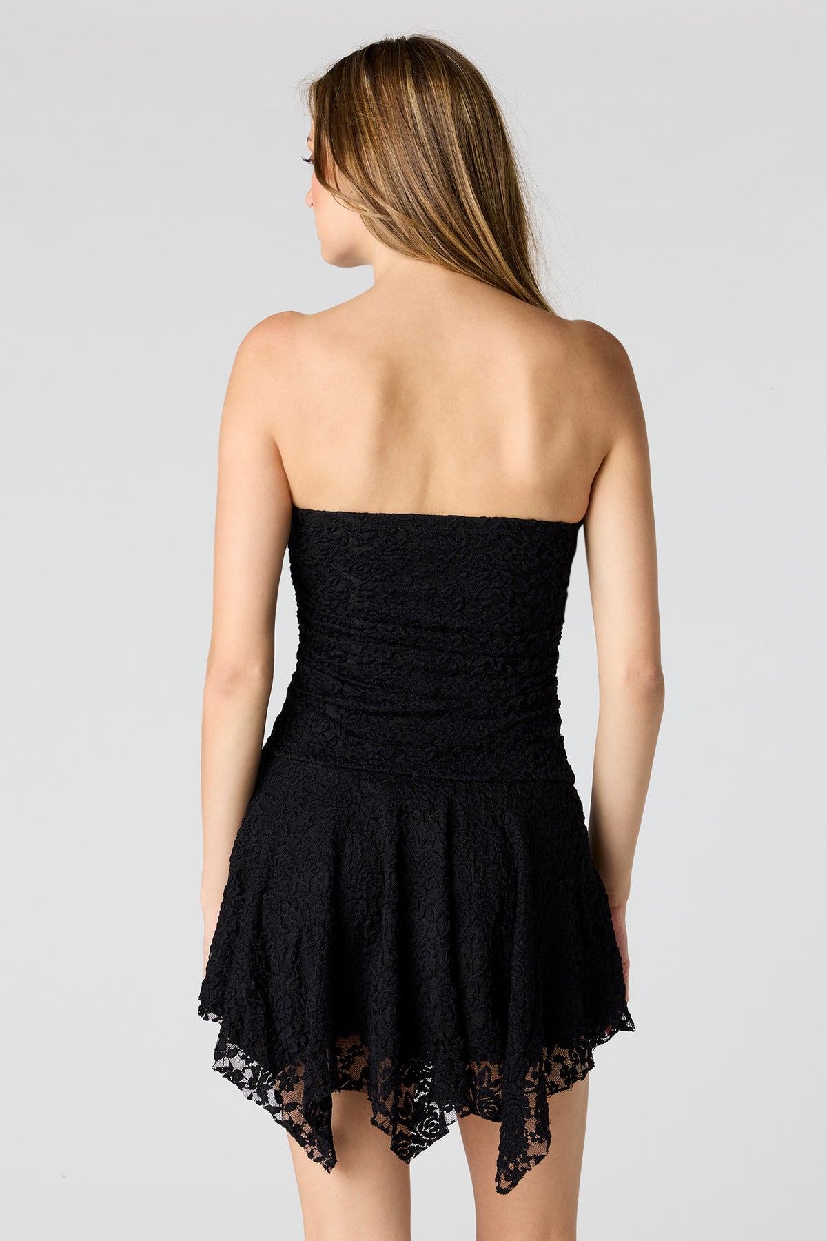 Vue alternative 2. Minirobe asymétrique en dentelle sans soutien-gorge intégré