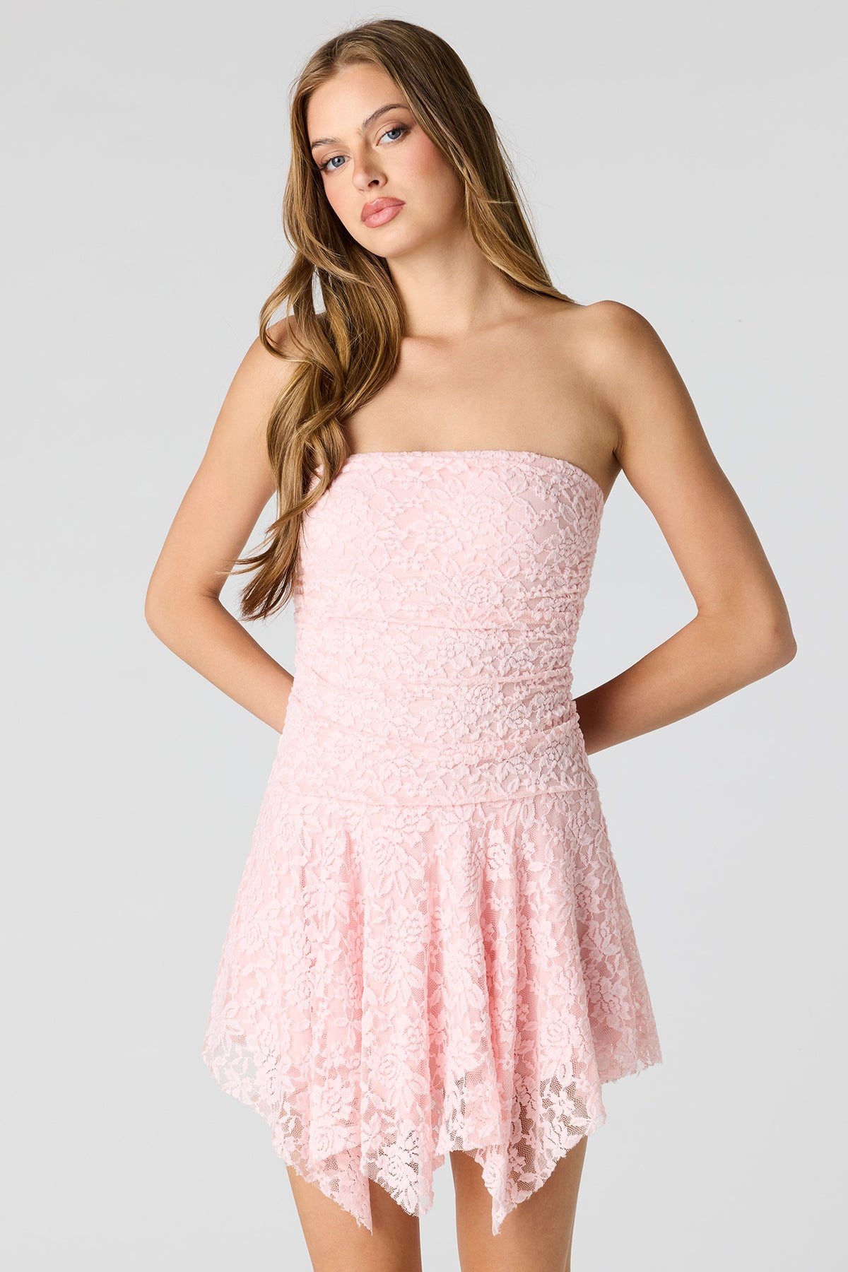 Minirobe asymétrique en dentelle sans soutien-gorge intégré