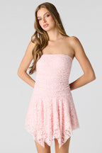 Minirobe asymétrique en dentelle sans soutien-gorge intégré