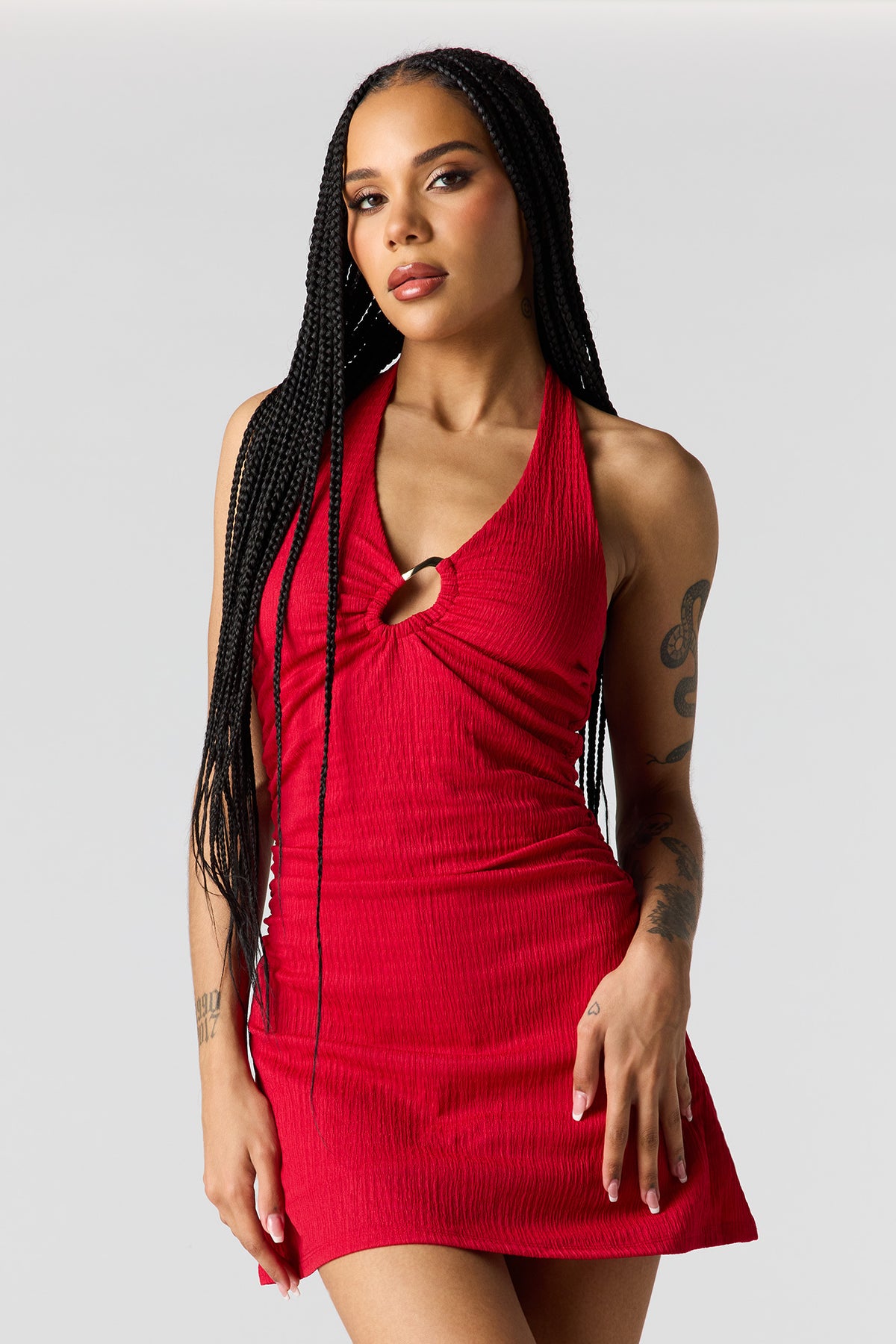 Vue alternative 4. Minirobe texturée cintrée avec découpes avant