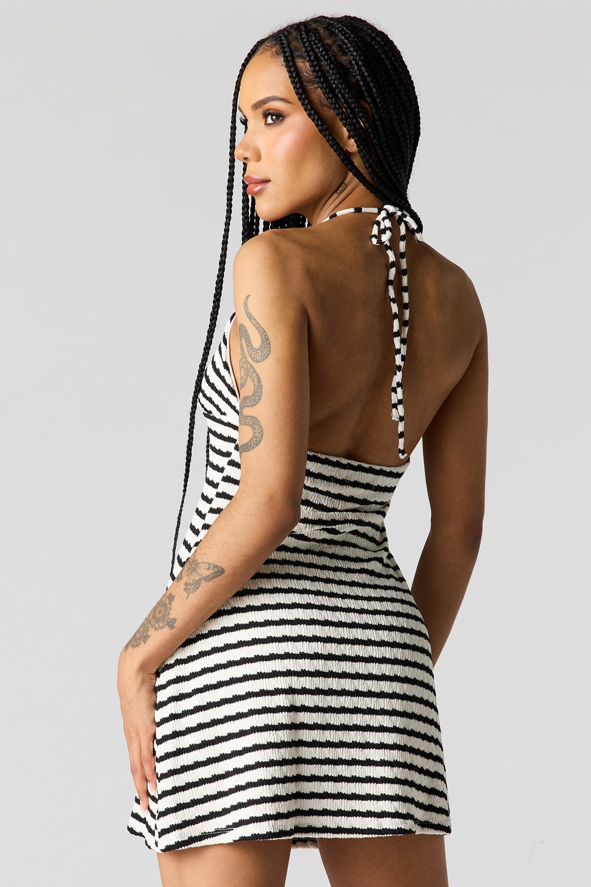 Vue alternative 2. Minirobe bain-de-soleil en tricot avec billes