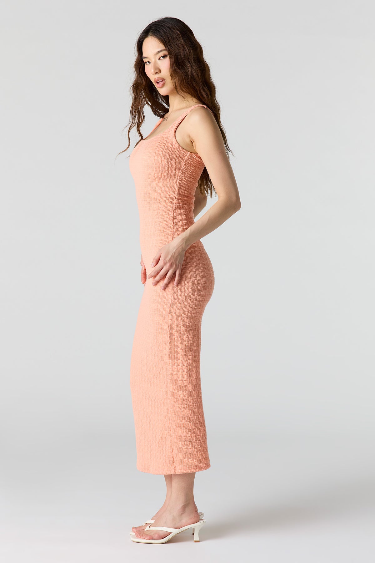 Vue alternative 2. Robe midi moulante texturée à encolure carrée