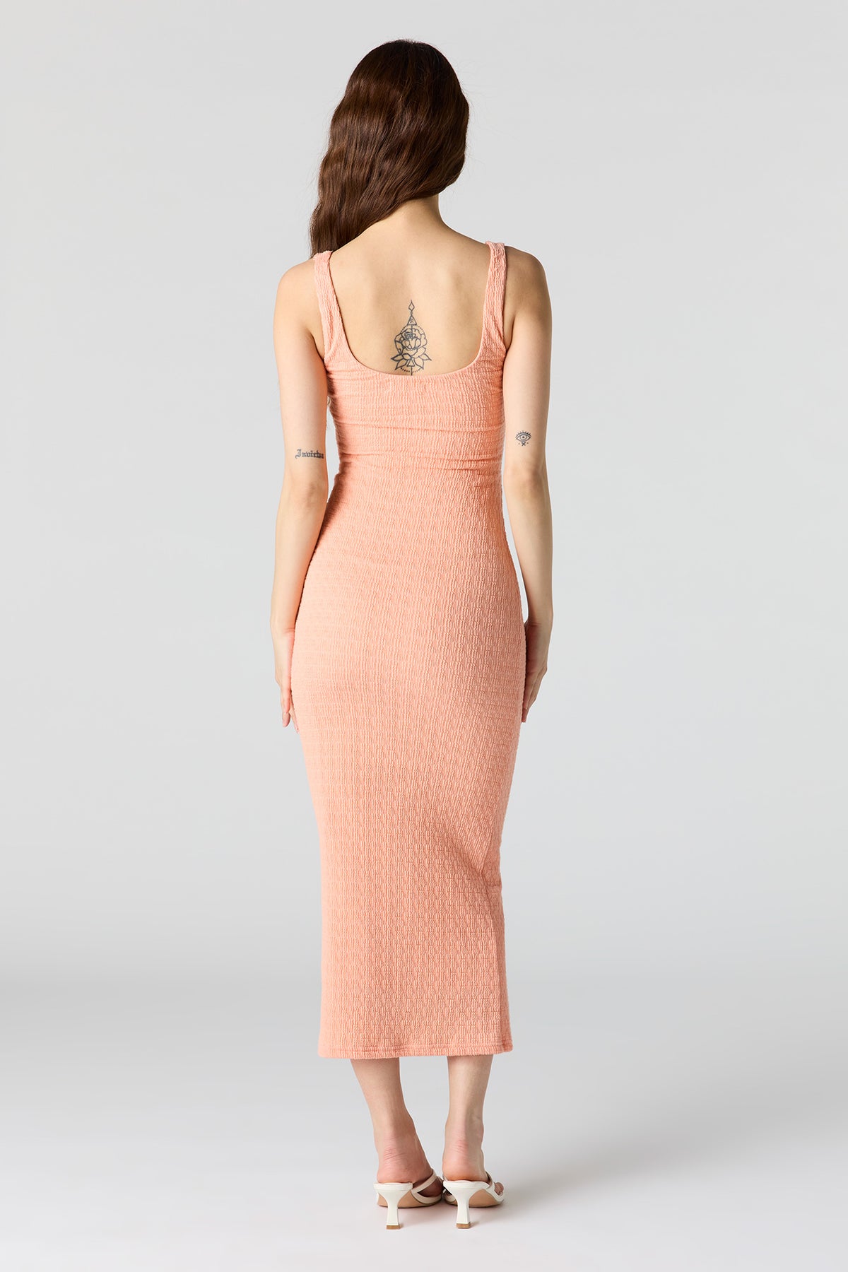Vue alternative 3. Robe midi moulante texturée à encolure carrée