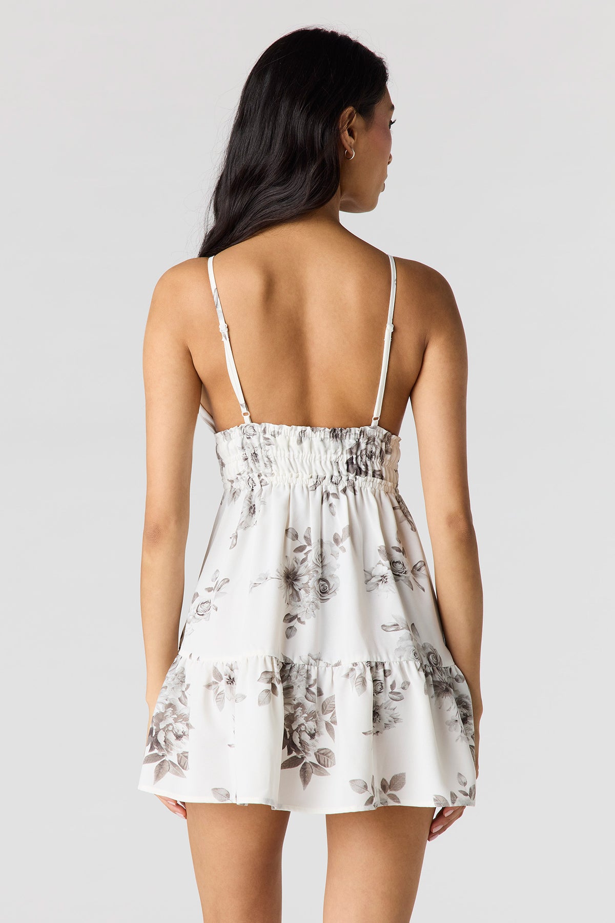 Vue alternative 2. Minirobe de style nuisette vec décolleté en coeur