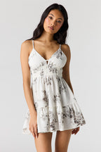 Minirobe de style nuisette vec décolleté en coeur