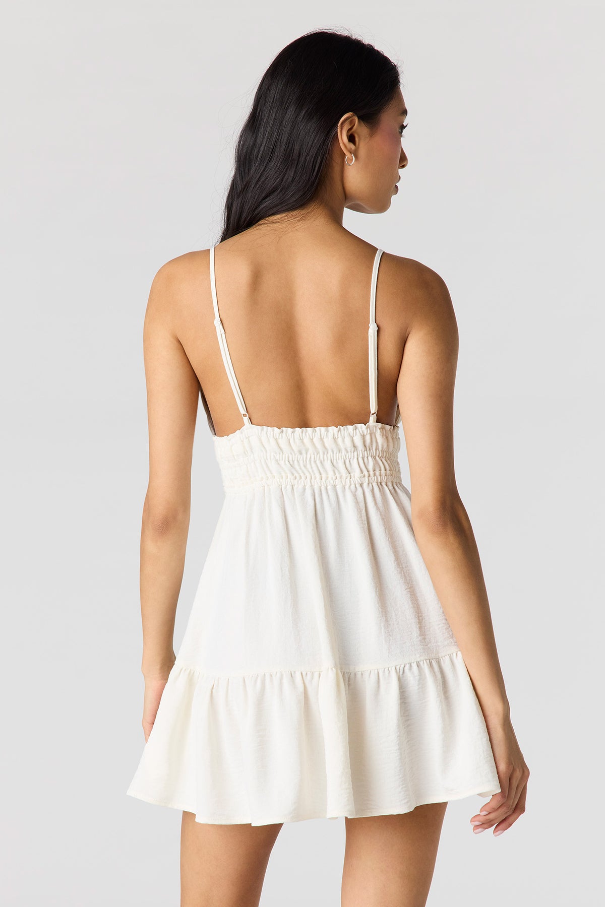 Vue alternative 2. Minirobe de style nuisette vec décolleté en coeur
