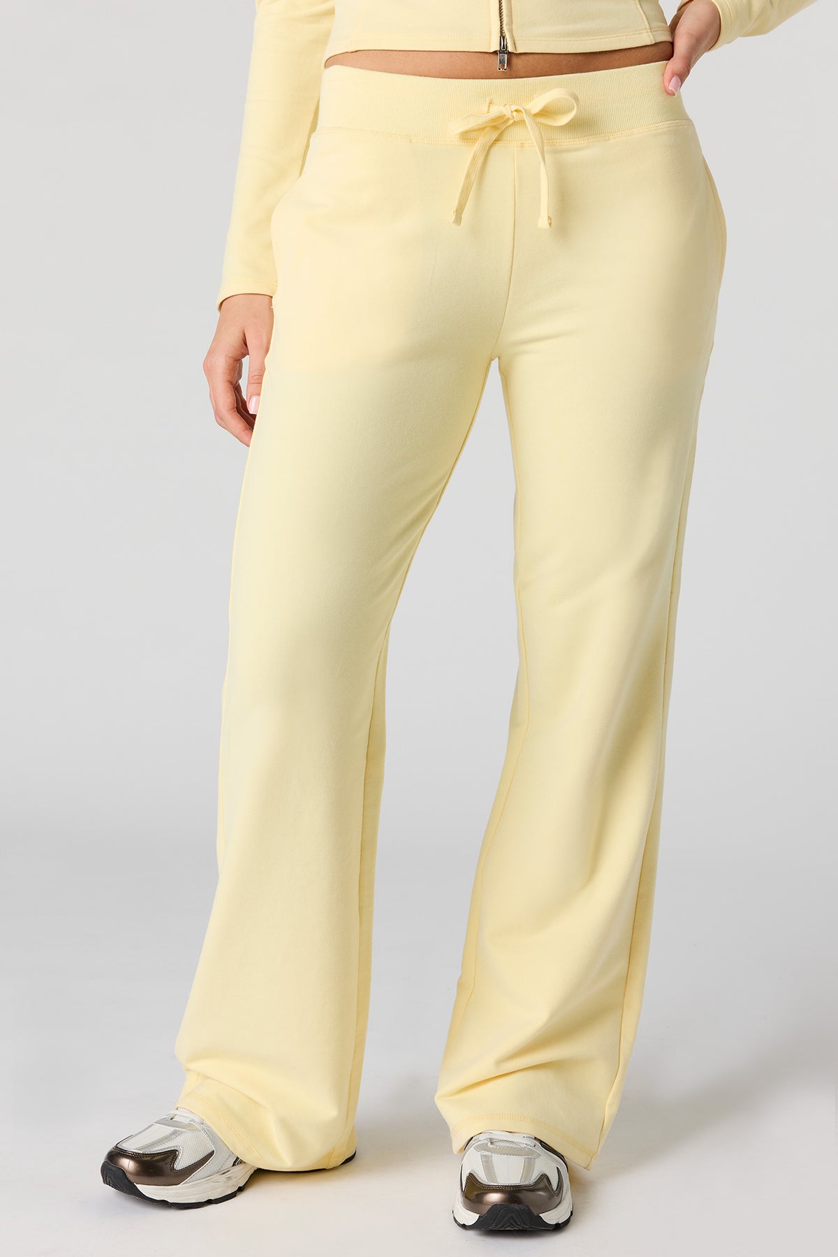 Vue alternative 2. Pantalon Active à jambe large en tissu bouclé