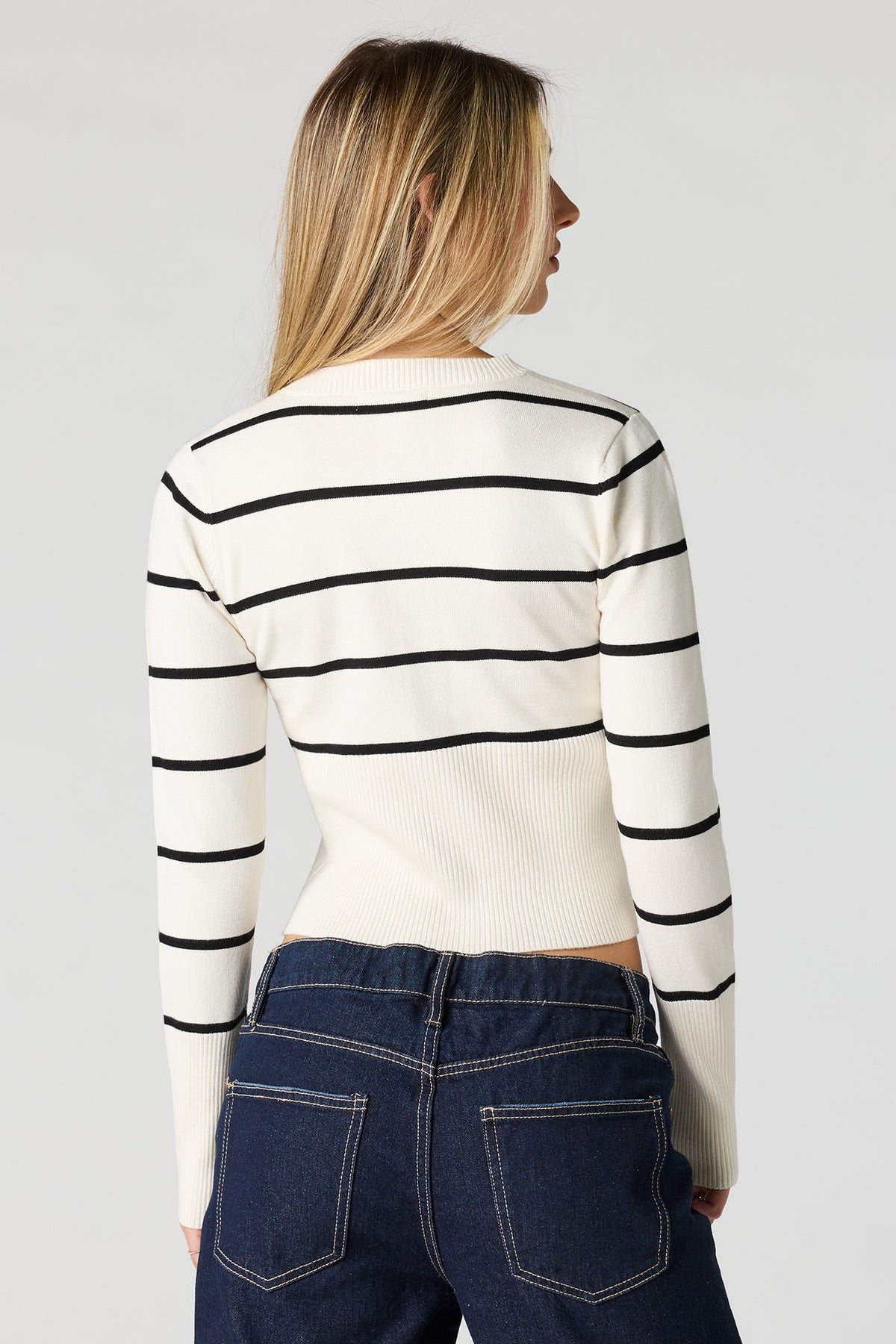 Vue alternative 2. Cardigan boutonné en tricot rayé