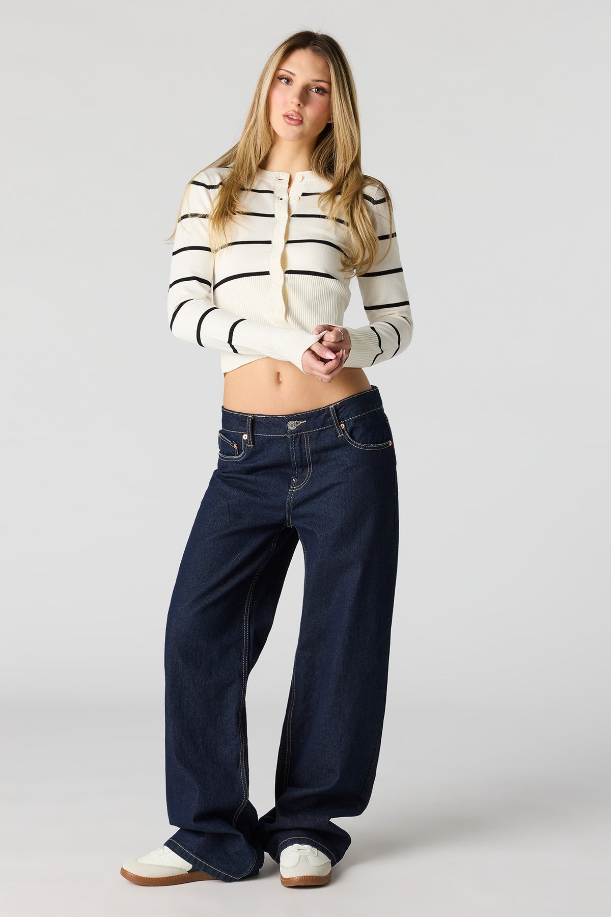 Vue alternative 3. Cardigan boutonné en tricot rayé