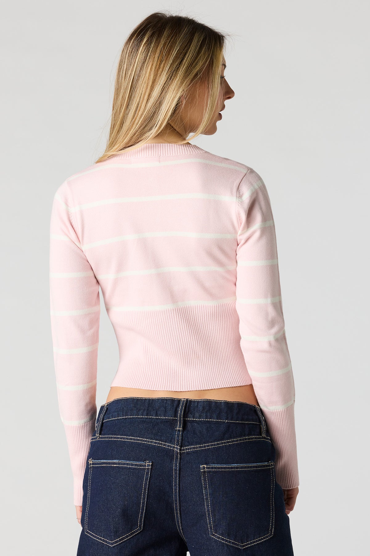 Vue alternative 2. Cardigan boutonné en tricot rayé