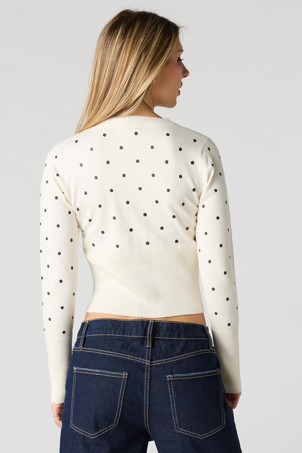 Vue alternative 2. Cardigan boutonné en tricot à pois