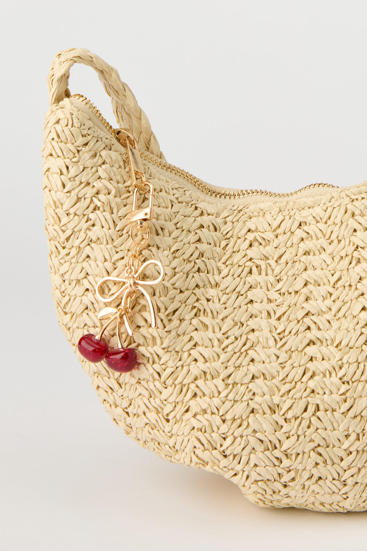 Vue alternative 3. Sac à bandoulière en raphia avec porte-clés