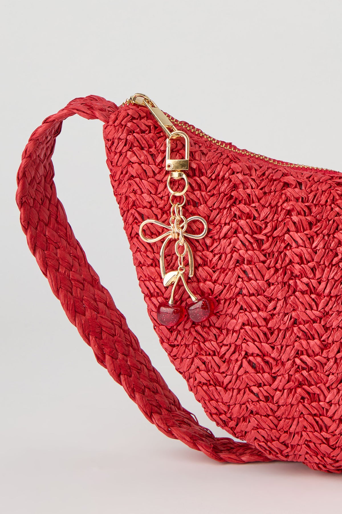 Vue alternative 3. Sac à bandoulière en raphia avec porte-clés
