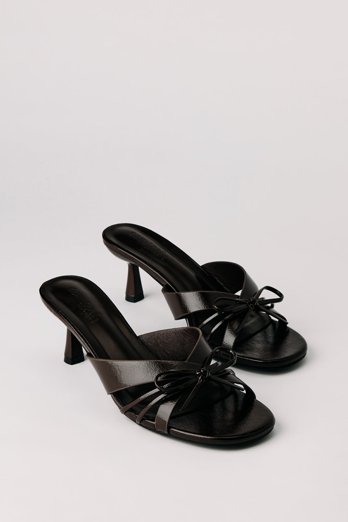 Vue alternative 2. Mules à talons bobine avec brides et boucles