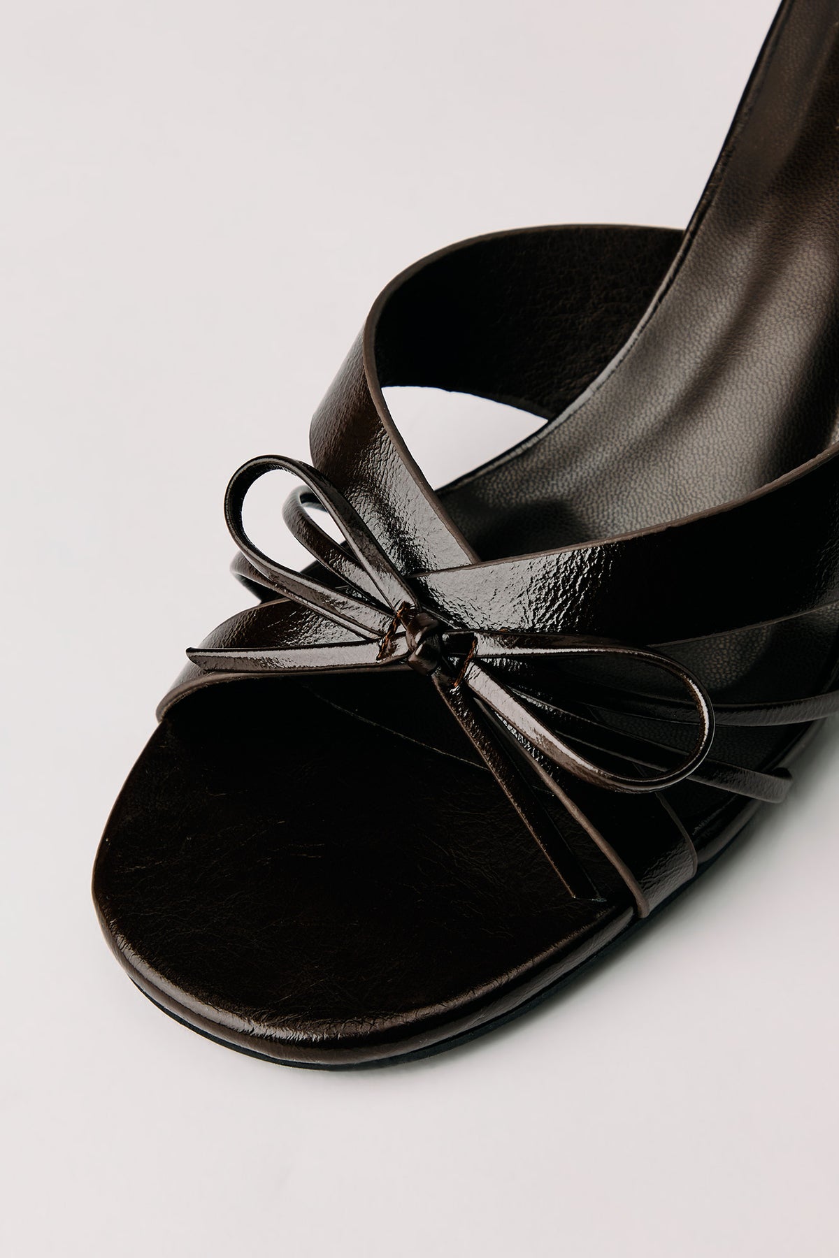 Vue alternative 3. Mules à talons bobine avec brides et boucles