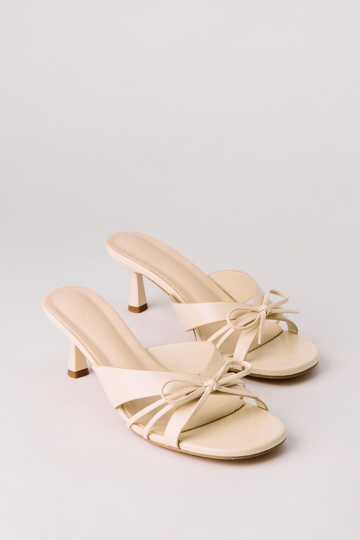 Vue alternative 2. Mules à talons bobine avec brides et boucles