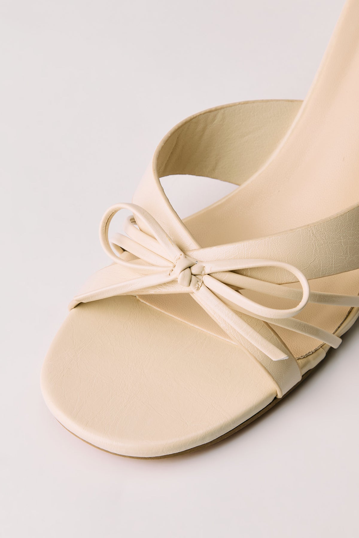Vue alternative 3. Mules à talons bobine avec brides et boucles