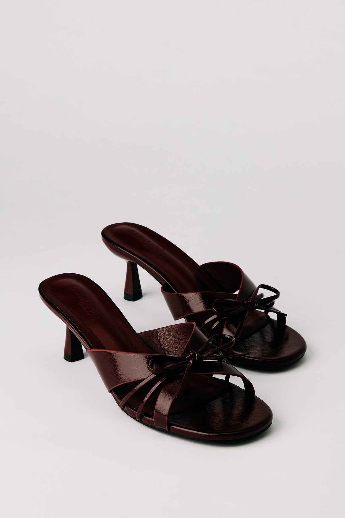 Vue alternative 2. Mules à talons bobine avec brides et boucles