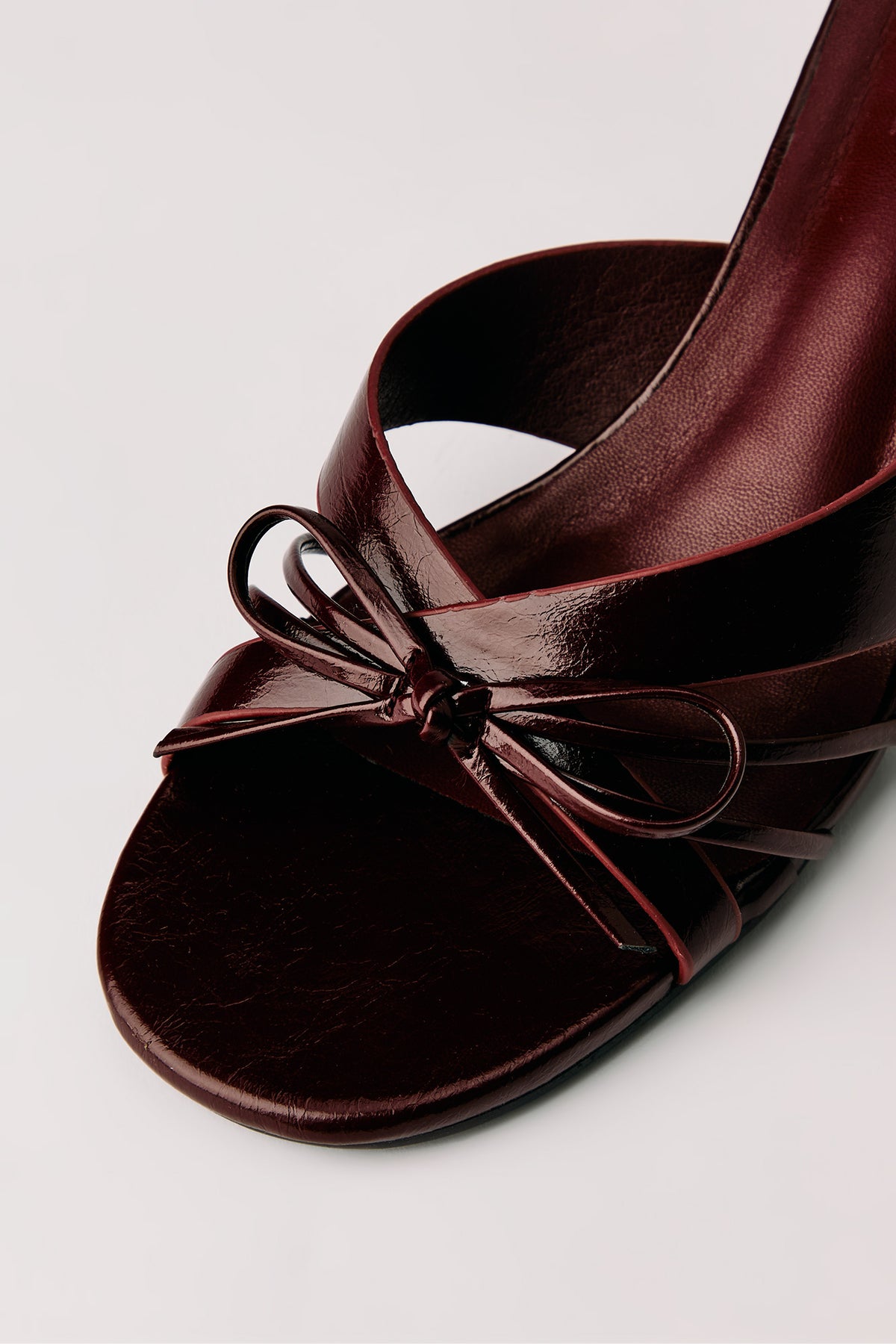 Vue alternative 3. Mules à talons bobine avec brides et boucles