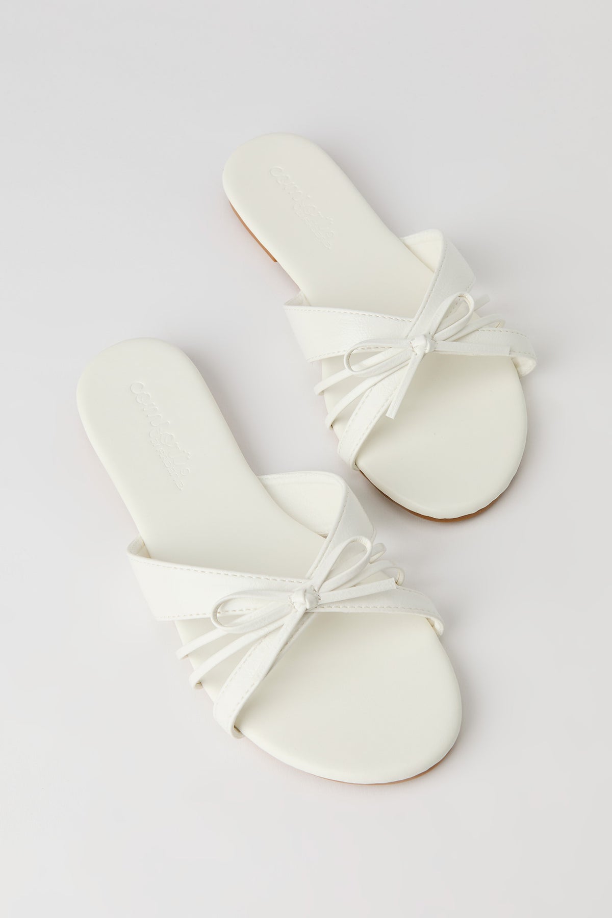 Vue alternative 2. Sandales avec brides et boucles