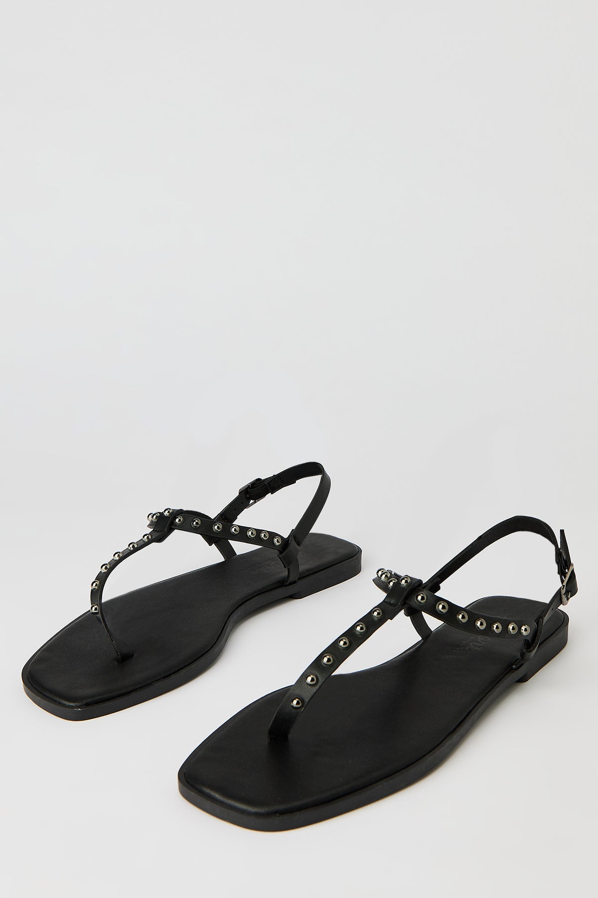 Vue alternative 2. Sandales avec brides en similicuir cloutées