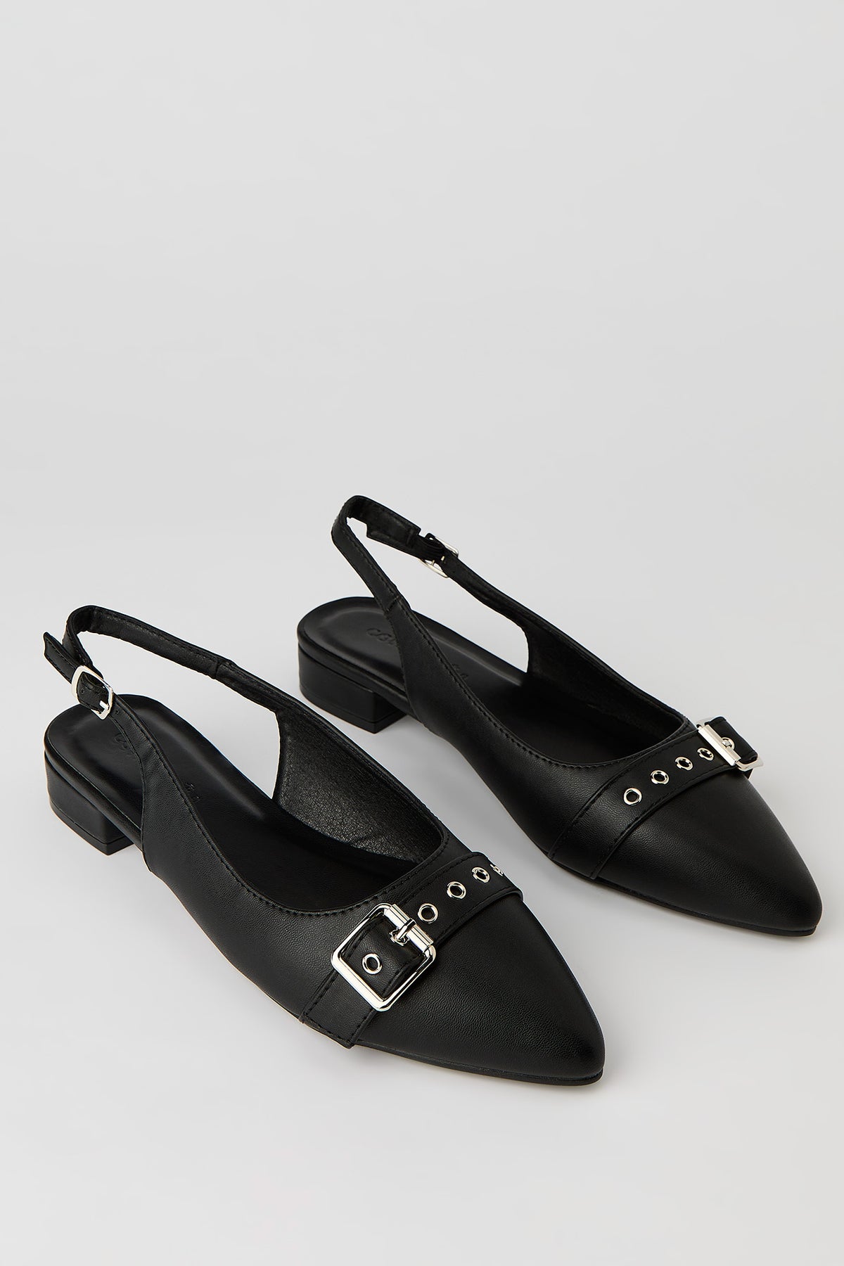 Vue alternative 2. Sandales à talons moyens en similicuir