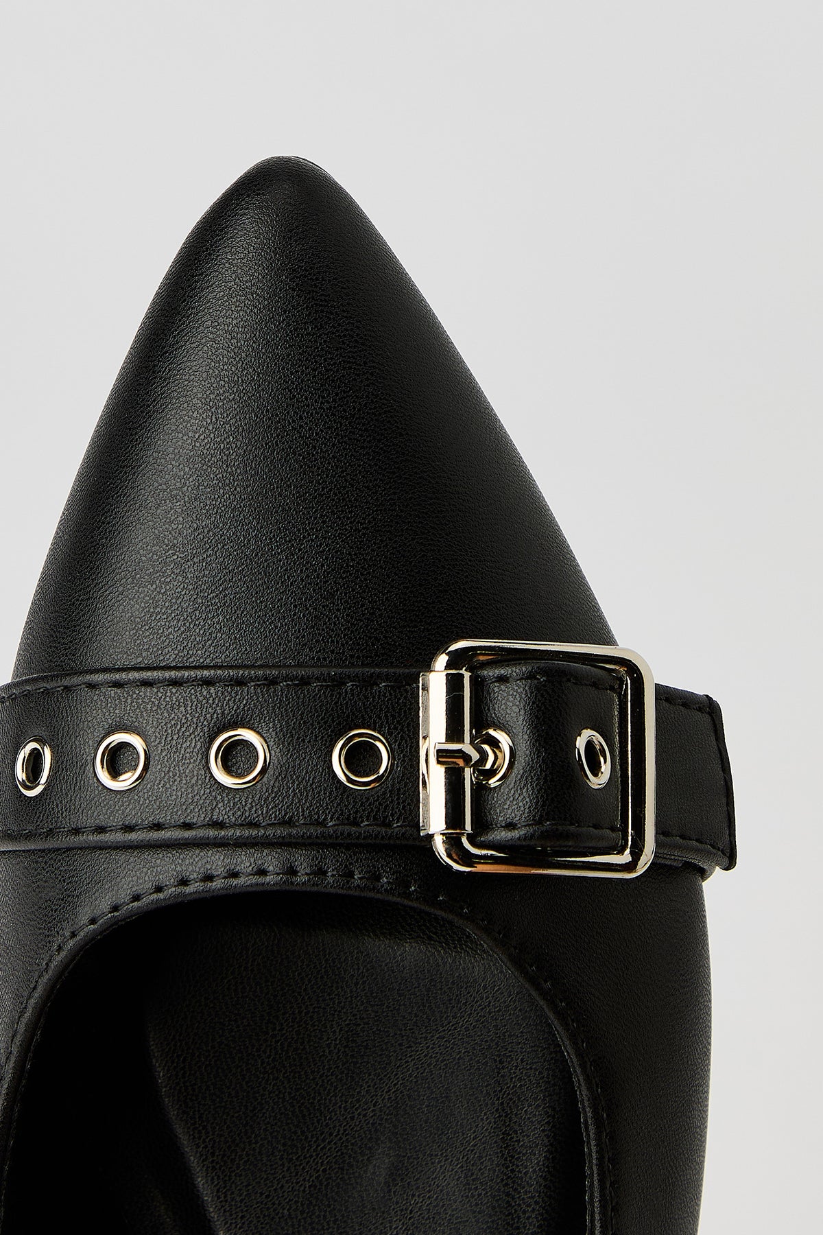 Vue alternative 3. Sandales à talons moyens en similicuir