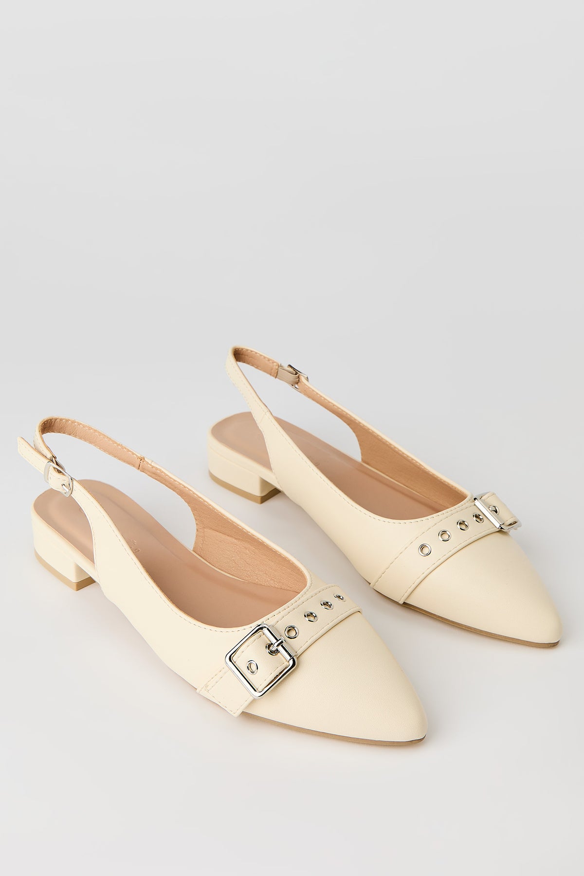 Vue alternative 2. Sandales à talons moyens en similicuir