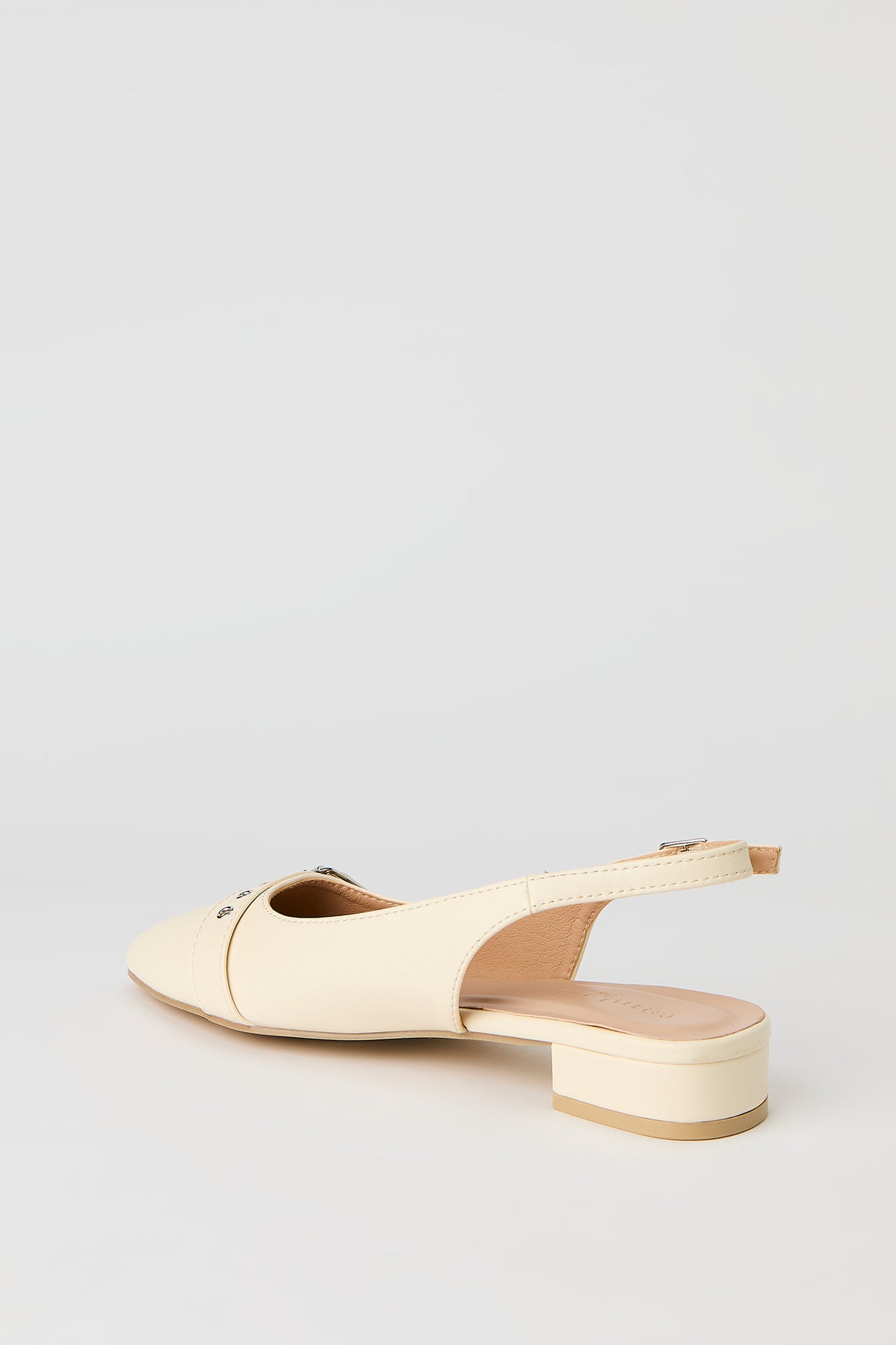 Vue alternative 4. Sandales à talons moyens en similicuir