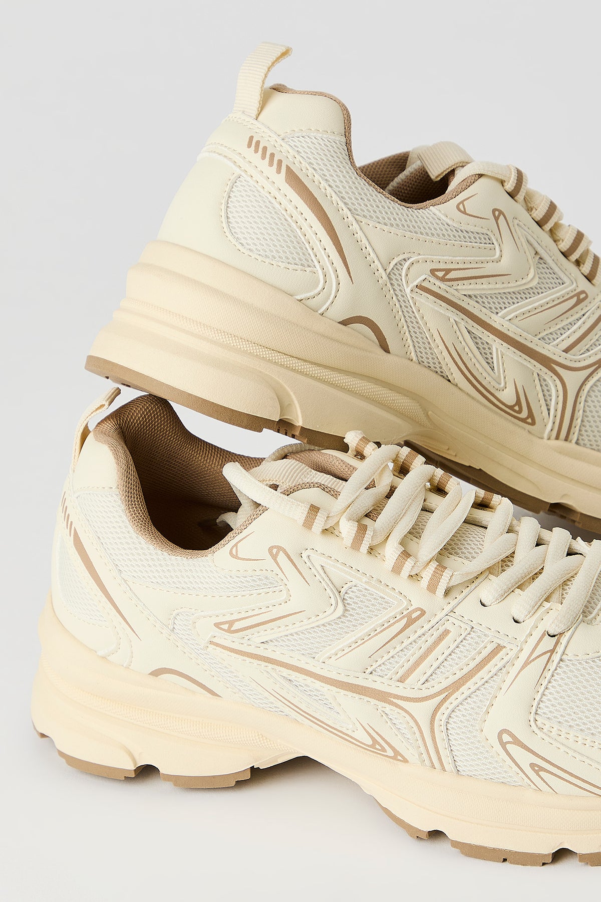 Alt View 4. Metallic Trim Sneaker - Natural