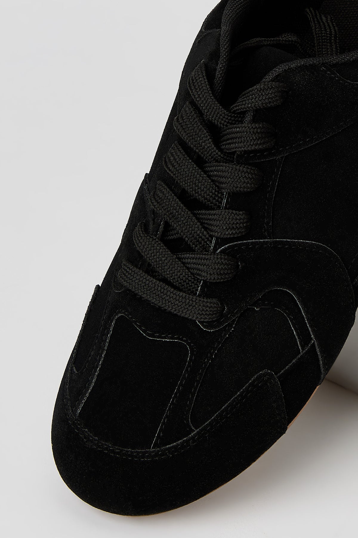 Alt View 3. Retro Sneaker - Black