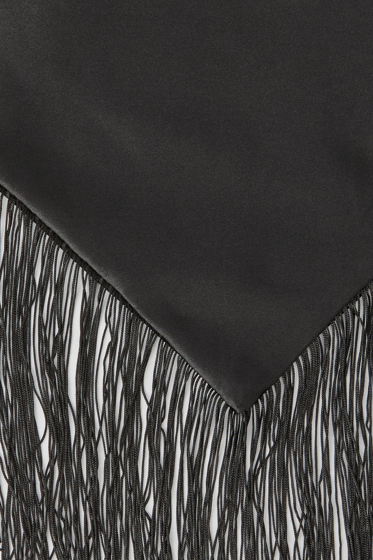 Vue alternative 2. Écharpe triangulaire en satin avec franges