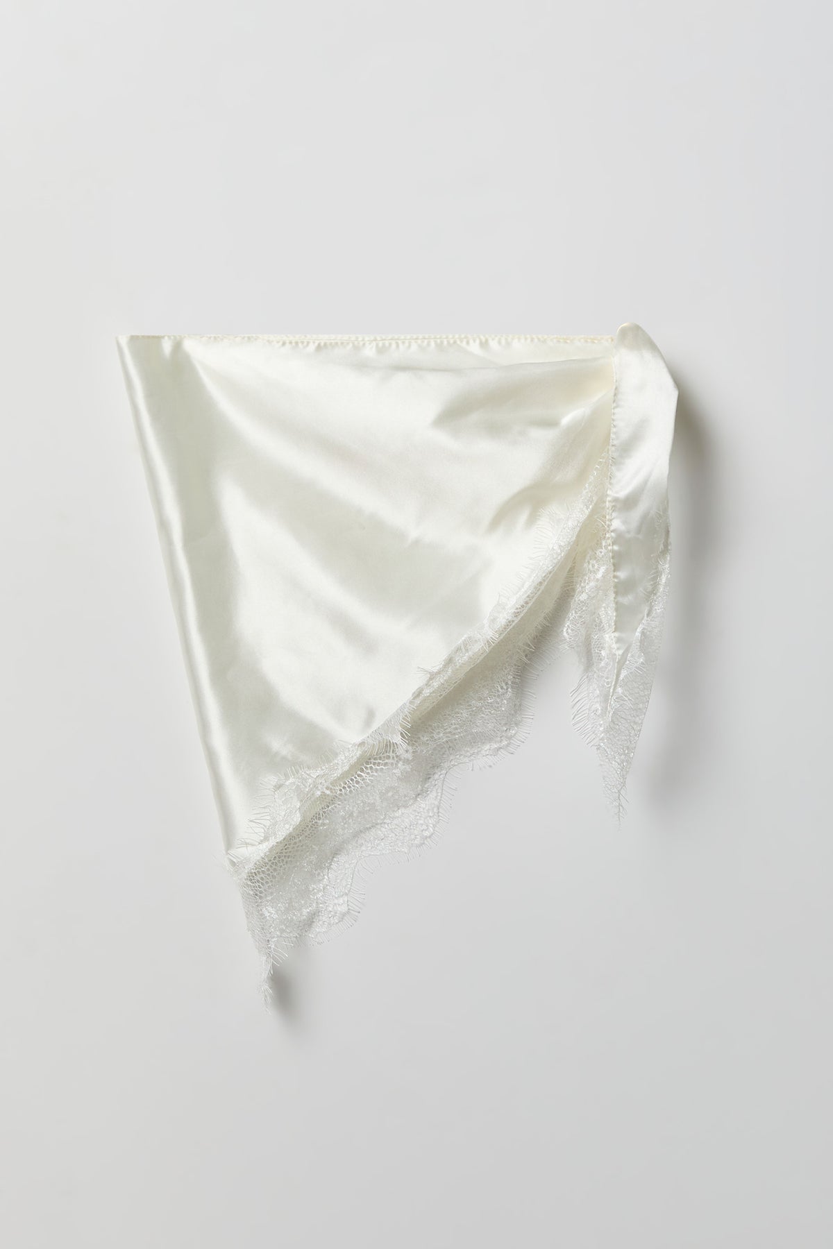 Écharpe triangulaire en satin
