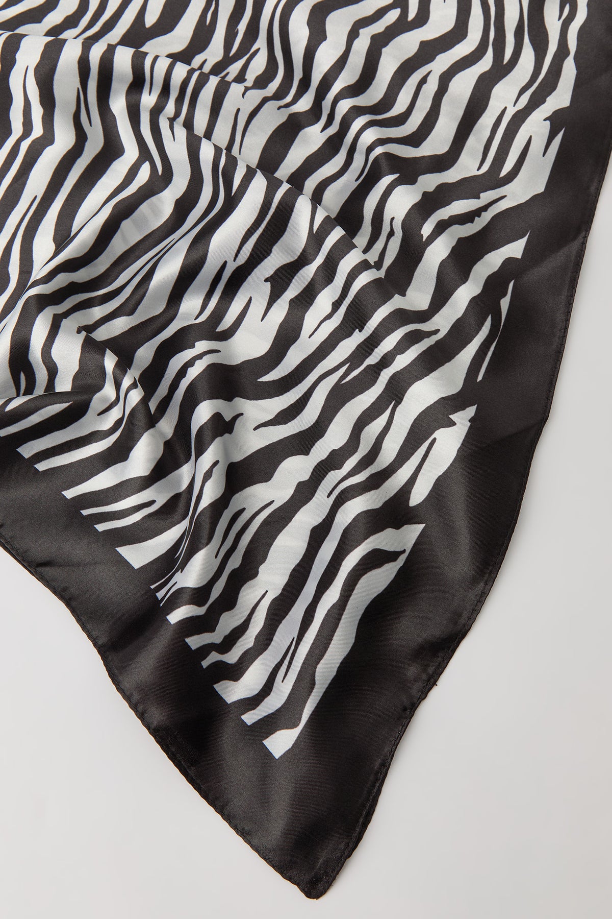 Écharpe en satin avec motif animalier