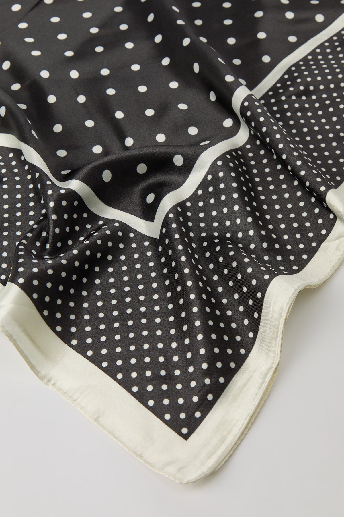 Écharpe en satin à pois