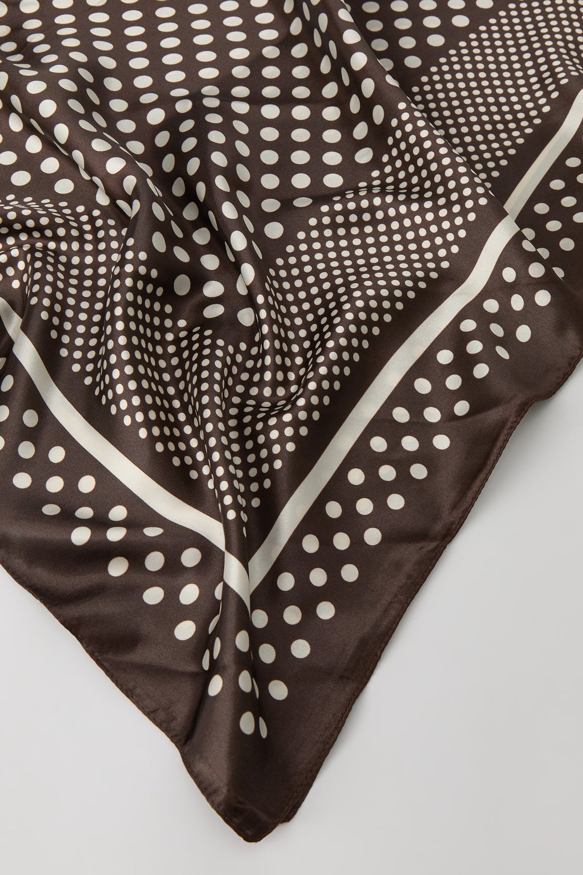 Écharpe en satin à pois