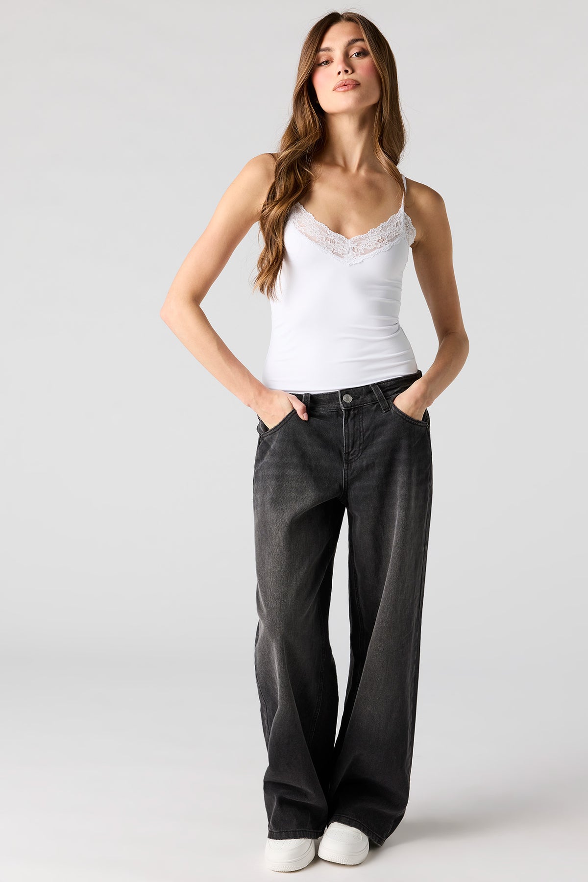 Vue alternative 3. Maillot-camisole moulant en dentelle