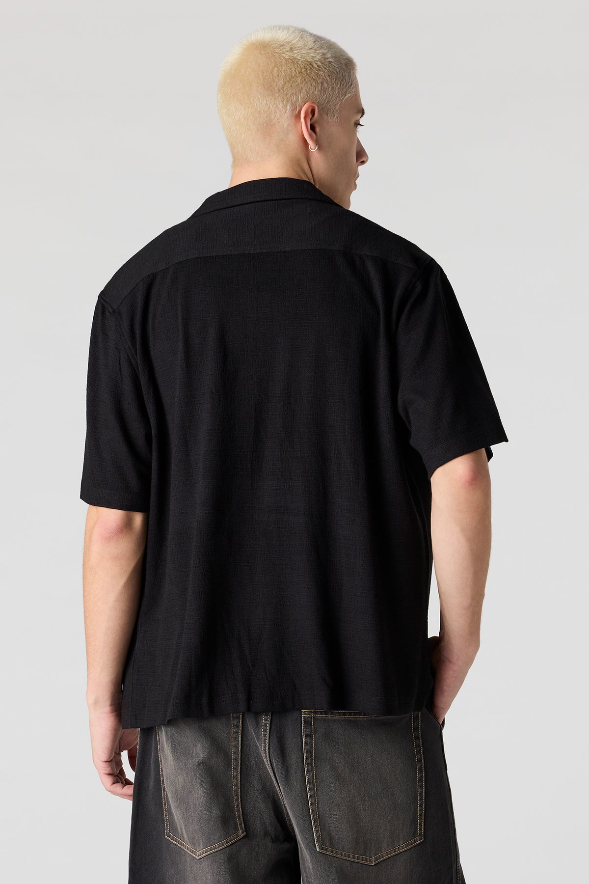Vue alternative 2. Haut boutonné texturé