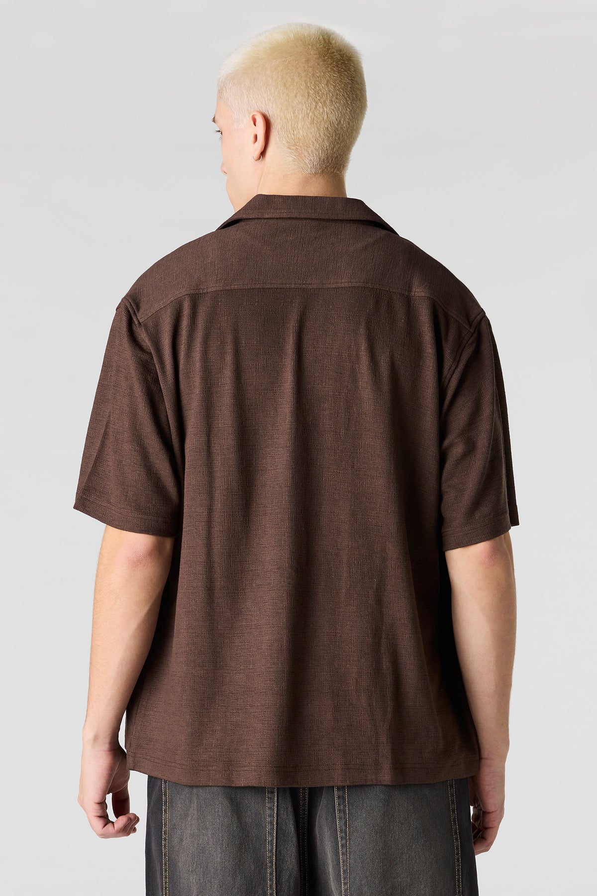 Vue alternative 2. Haut boutonné texturé