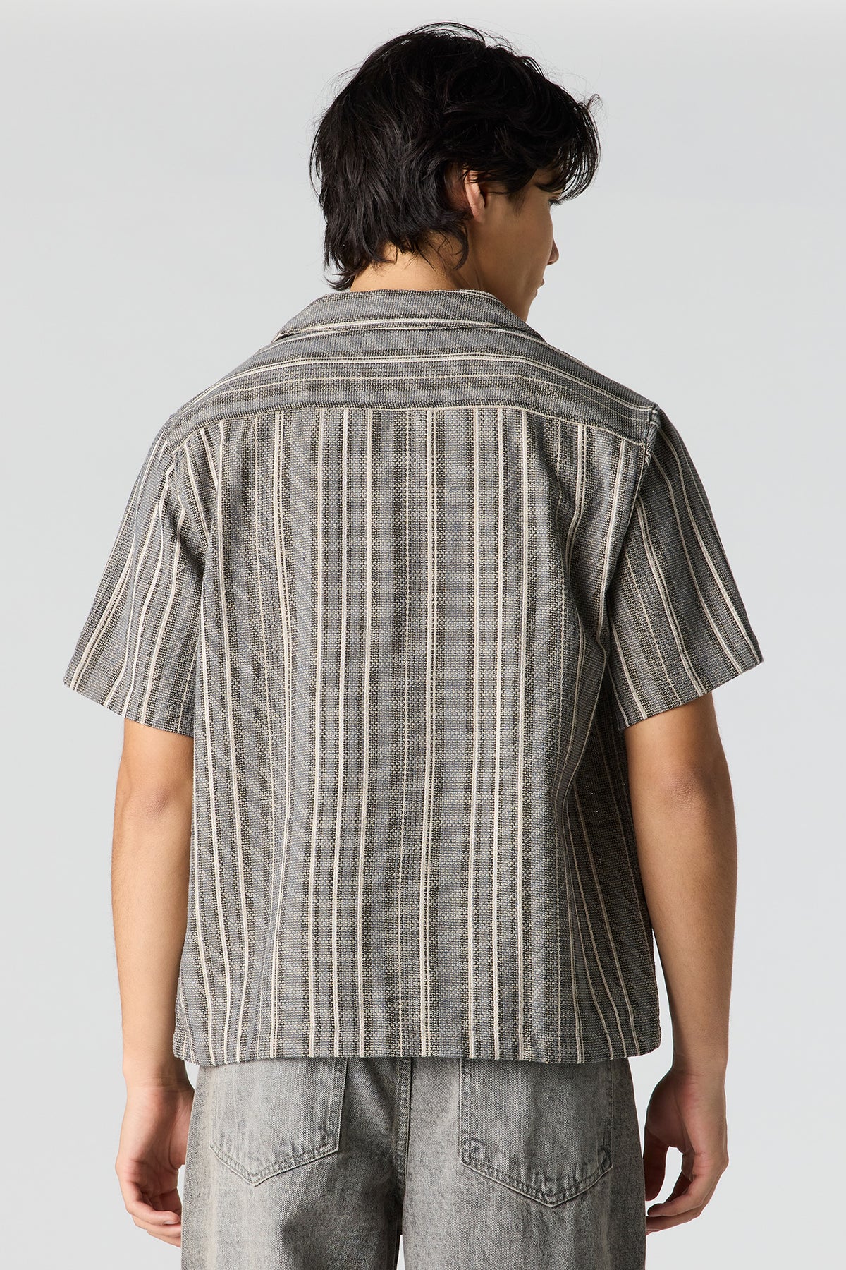 Vue alternative 2. Haut boutonné texturé rayé