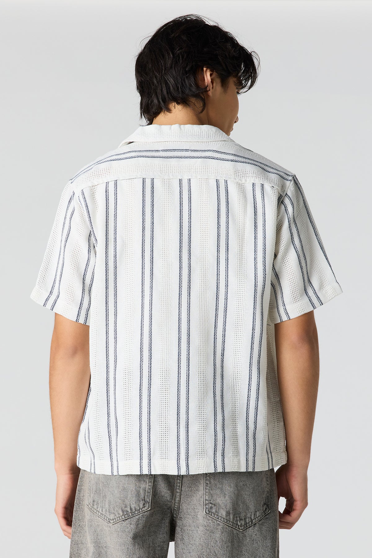 Vue alternative 2. Haut boutonné texturé rayé