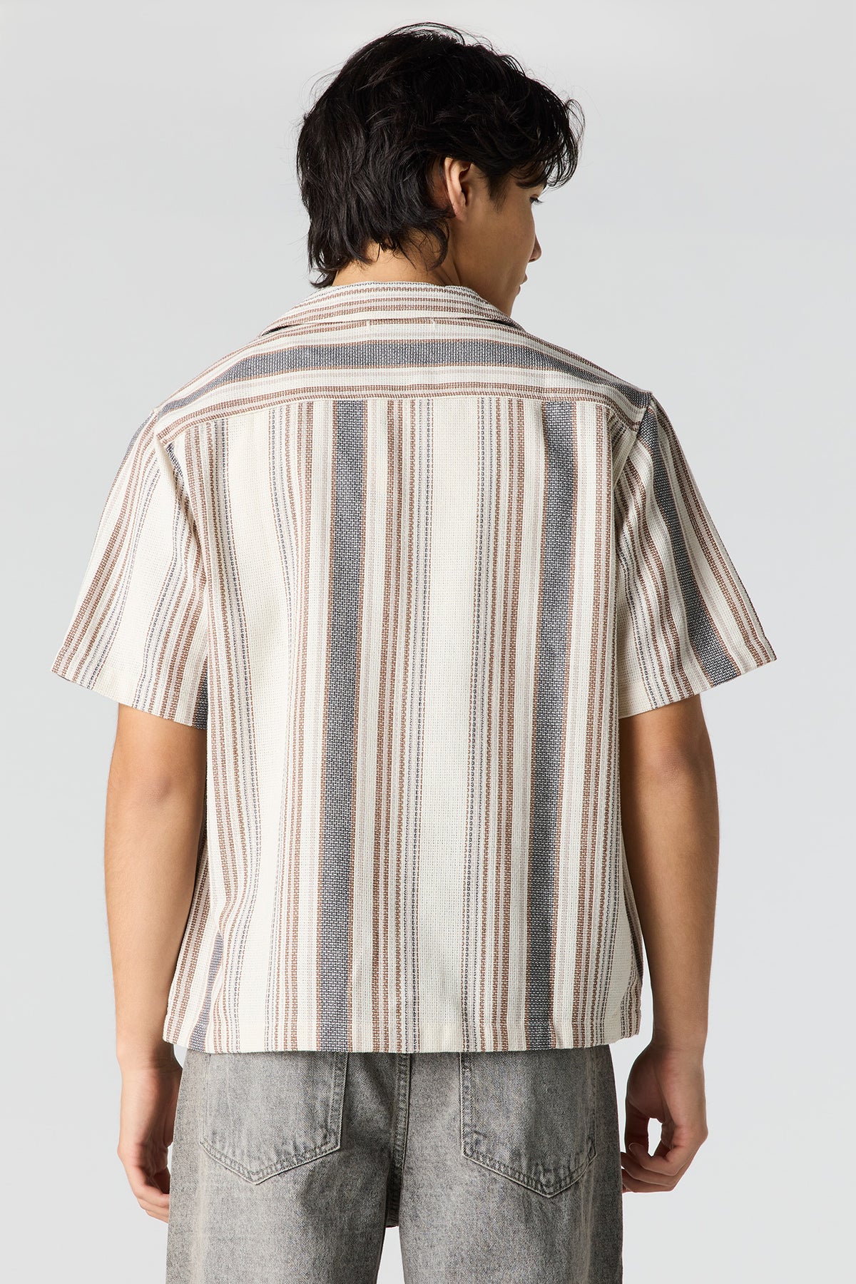 Vue alternative 2. Haut boutonné texturé rayé