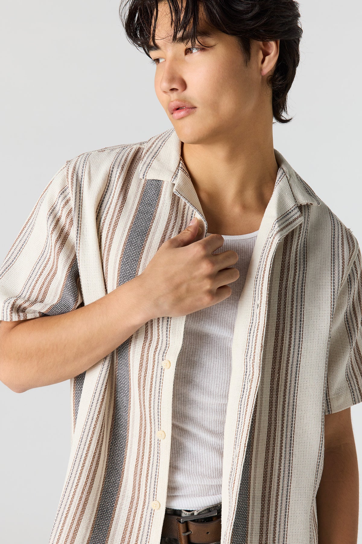 Vue alternative 4. Haut boutonné texturé rayé