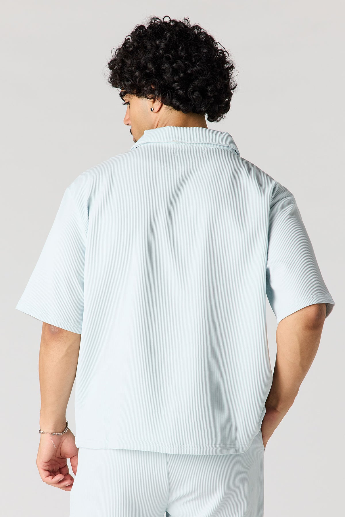 Vue alternative 2. Haut carré boutonné texturé avec col