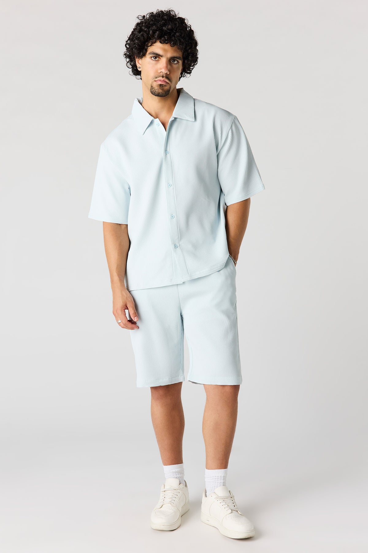 Vue alternative 3. Haut carré boutonné texturé avec col