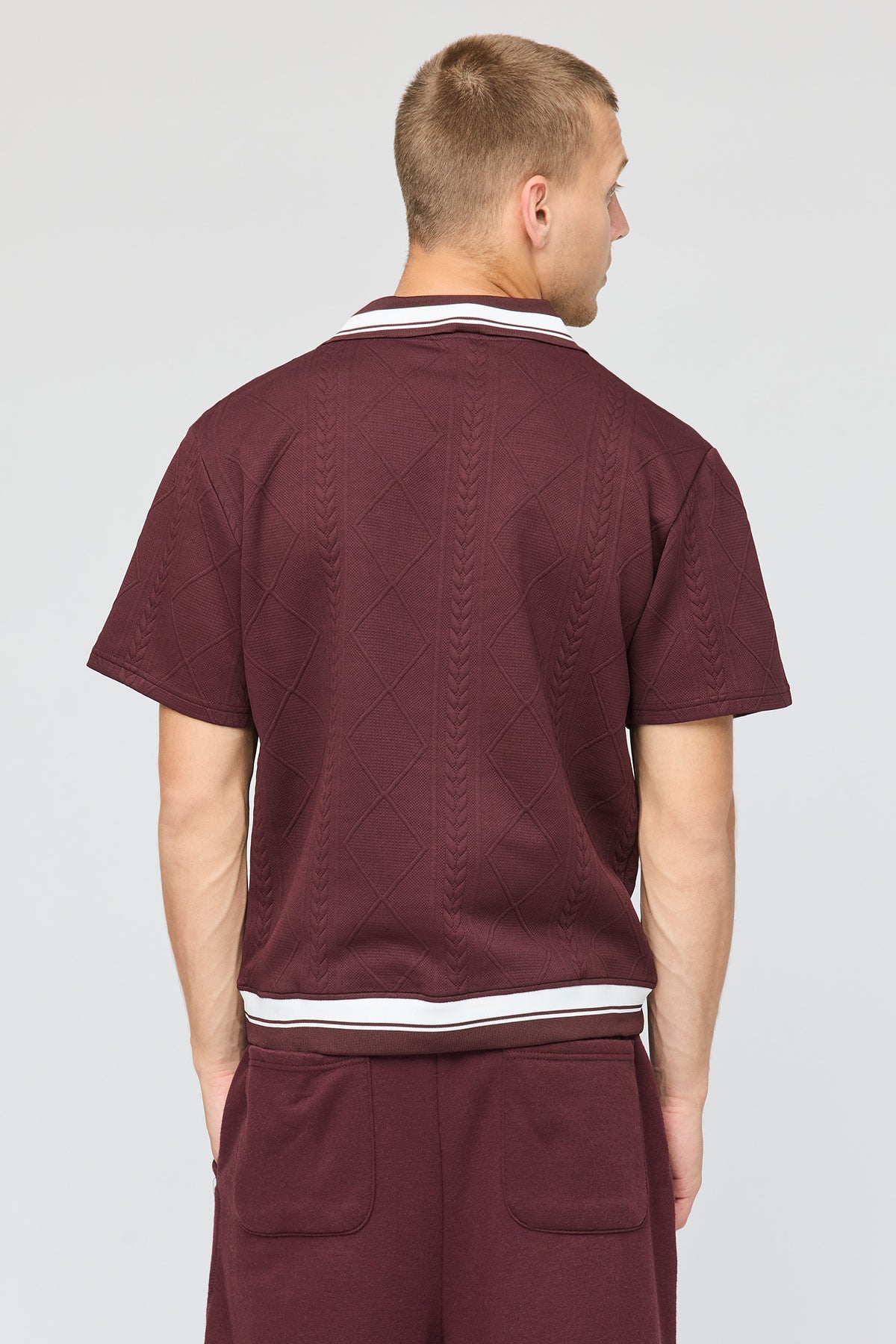 Vue alternative 2. Polo texturé avec col Johnny