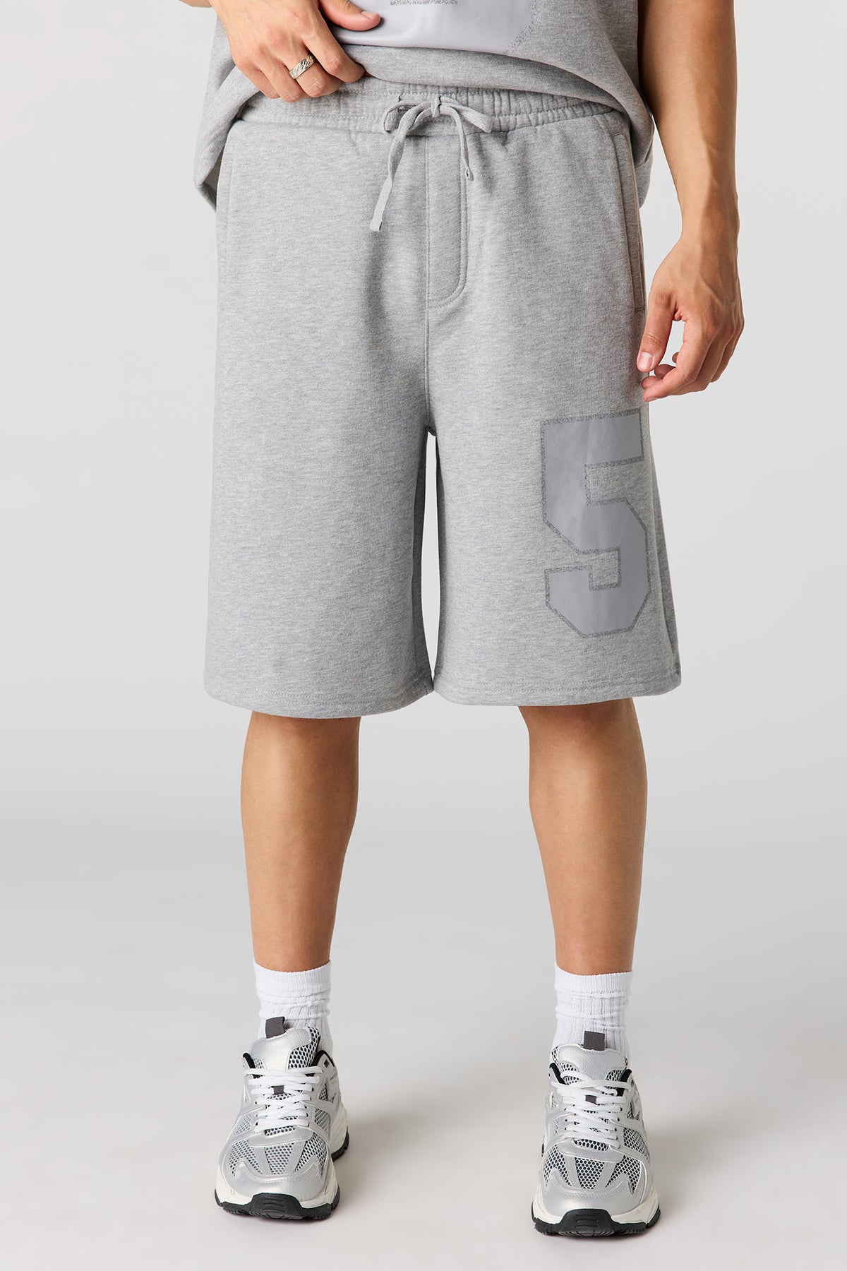 Short baggy en molleton à imprimé Numéro