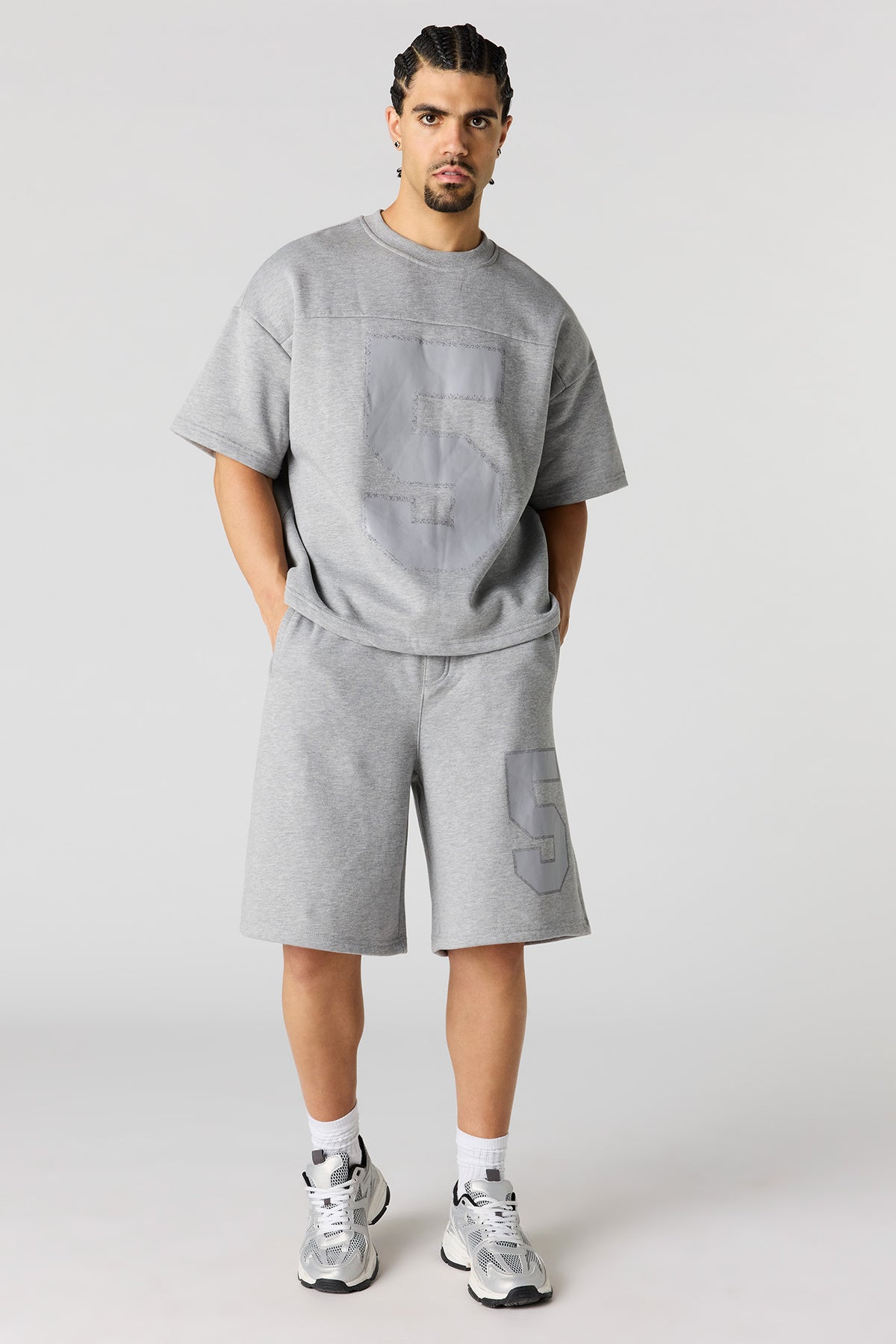 Vue alternative 2. Short baggy en molleton à imprimé Numéro