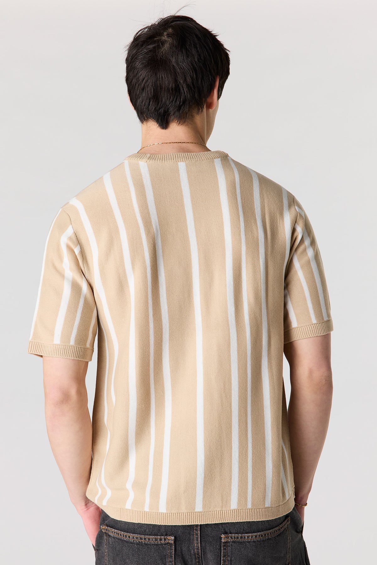 Vue alternative 2. T-shirt en tricot rayé
