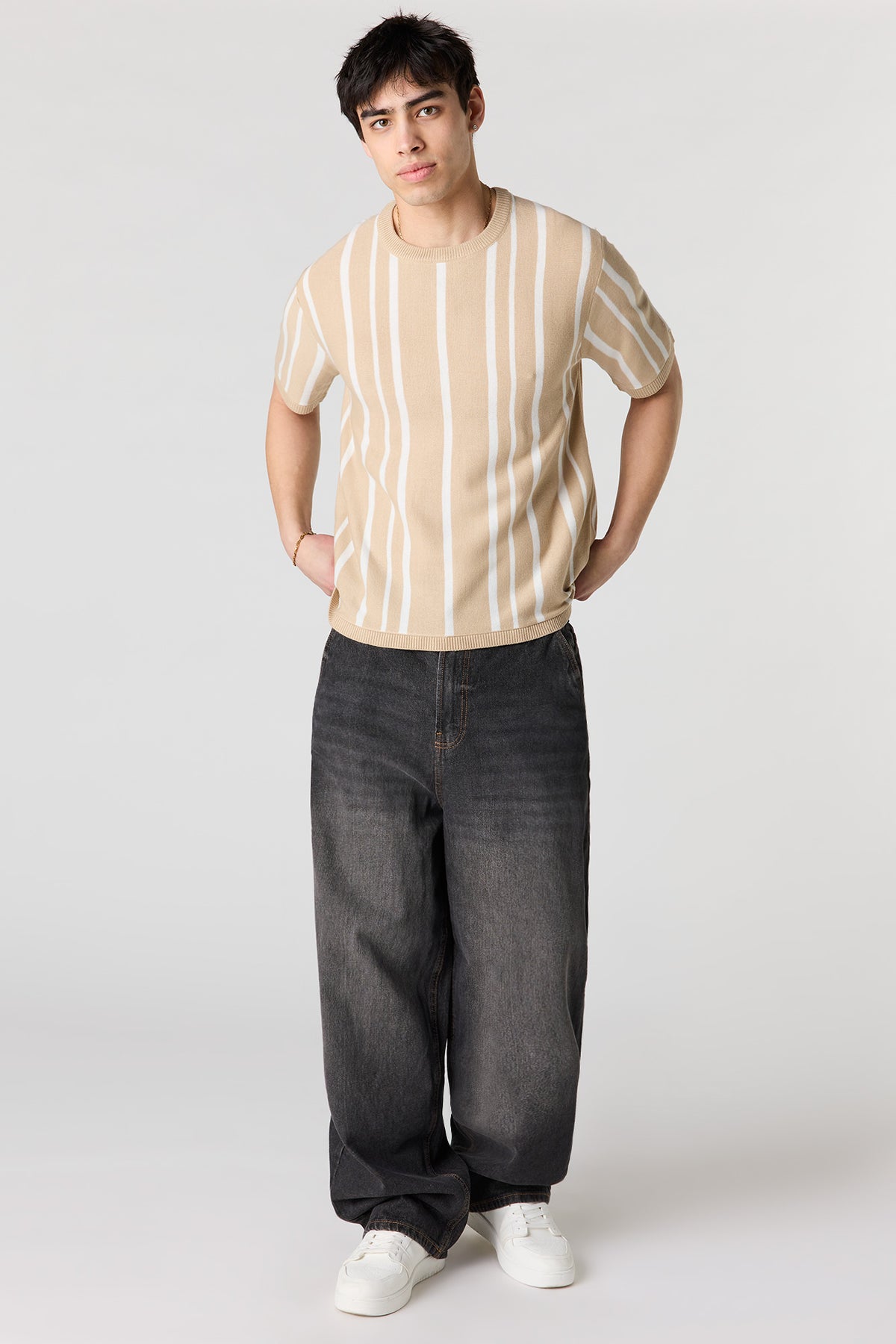 Vue alternative 3. T-shirt en tricot rayé